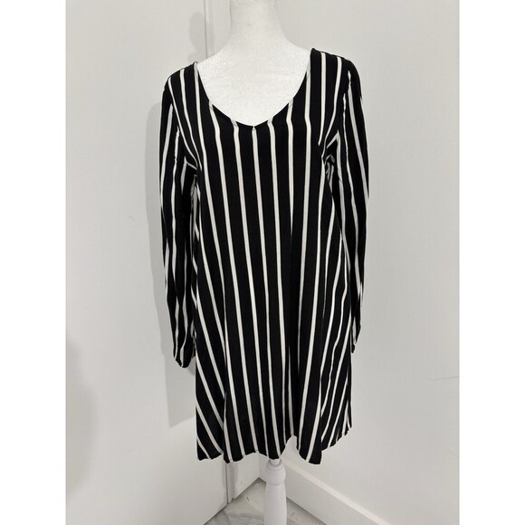 Luna Chix Dresses & Skirts - Luna Chix Small Rayon Dress New with tags small Black/White Long Sleeves